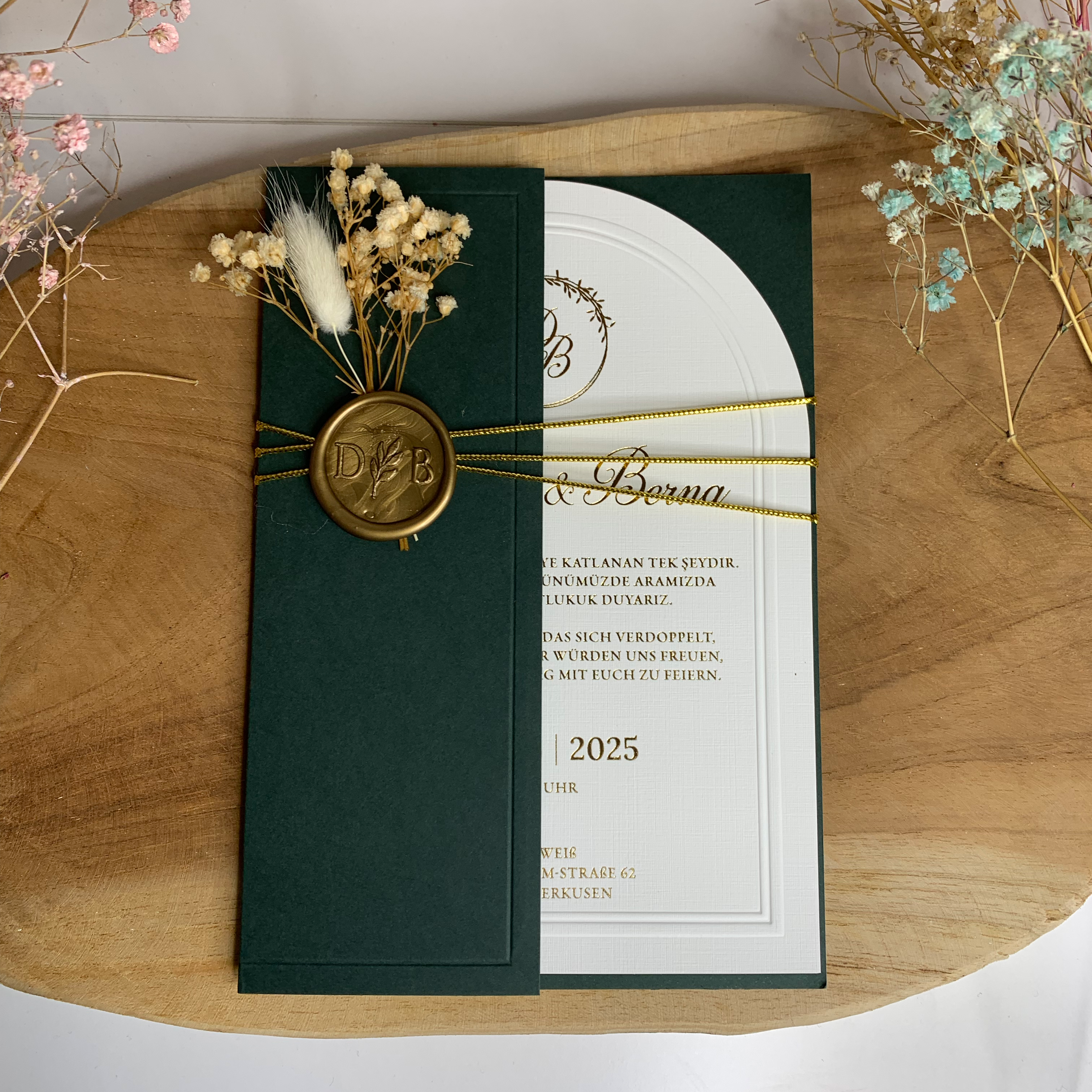 Romantische Einladungen mit Trockenblumen & Siegel