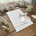 Hochzeitseinladung "Signature Royale" mit Prägung & Schleife