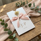 Hochzeitseinladung "Metallic Pearl" mit Prägung, Schleife & Trockenblume