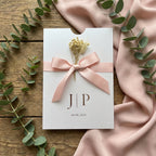 Hochzeitseinladung "Metallic Pearl" mit Prägung, Schleife & Trockenblume