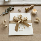 Hochzeitseinladung "Champagne Beige" mit Prägung und Satin-Schleife