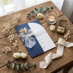 Hochzeitseinladung Dunkelblau mit Schleife und Trockenblume