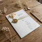 Hochzeitseinladung "Soft Gold" mit Wachssiegel, Kordel und Trockenblume