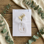 Hochzeitseinladung "Metallic Pearl Ivory" mit Prägung, Schleife & Trockenblume