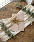 Hochzeitseinladung "Rosé Dreams" mit Wachssiegel und Trockenblume