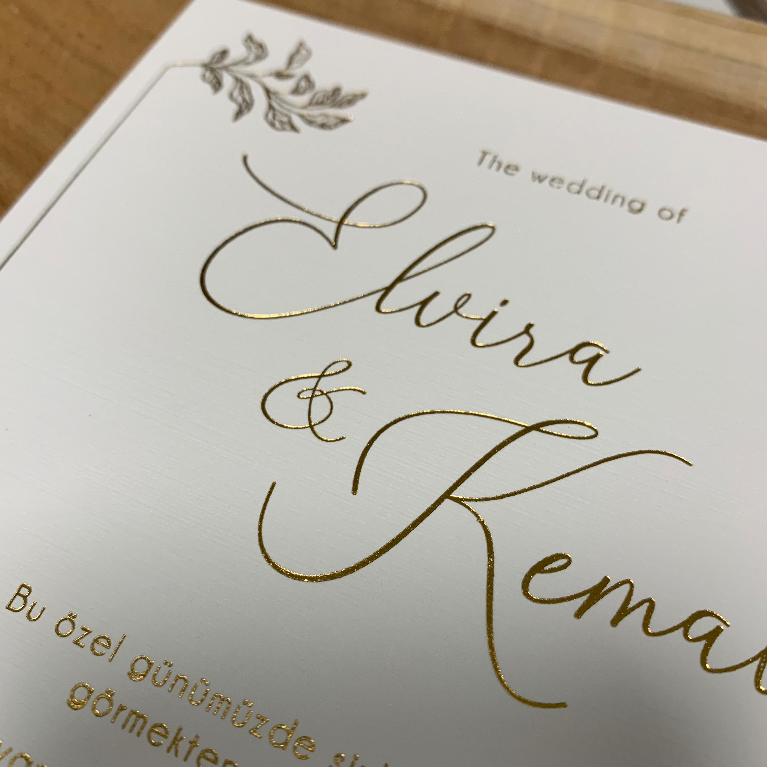 Hochzeitseinladung mit Blindprägung „Golden Elegance"