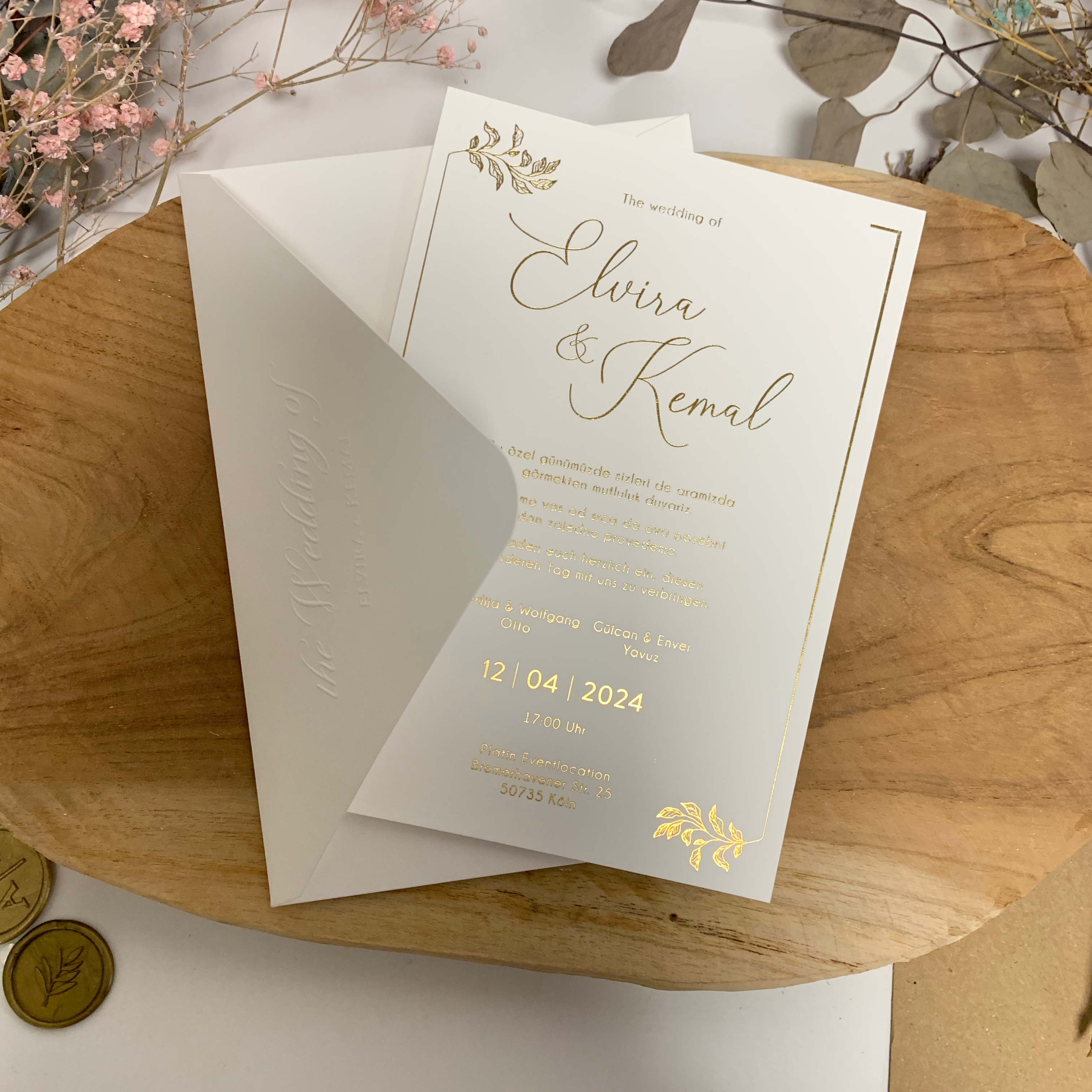 Hochzeitseinladung mit Blindprägung „Golden Elegance"