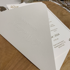 Hochzeitseinladung mit Blindprägung „Golden Elegance"