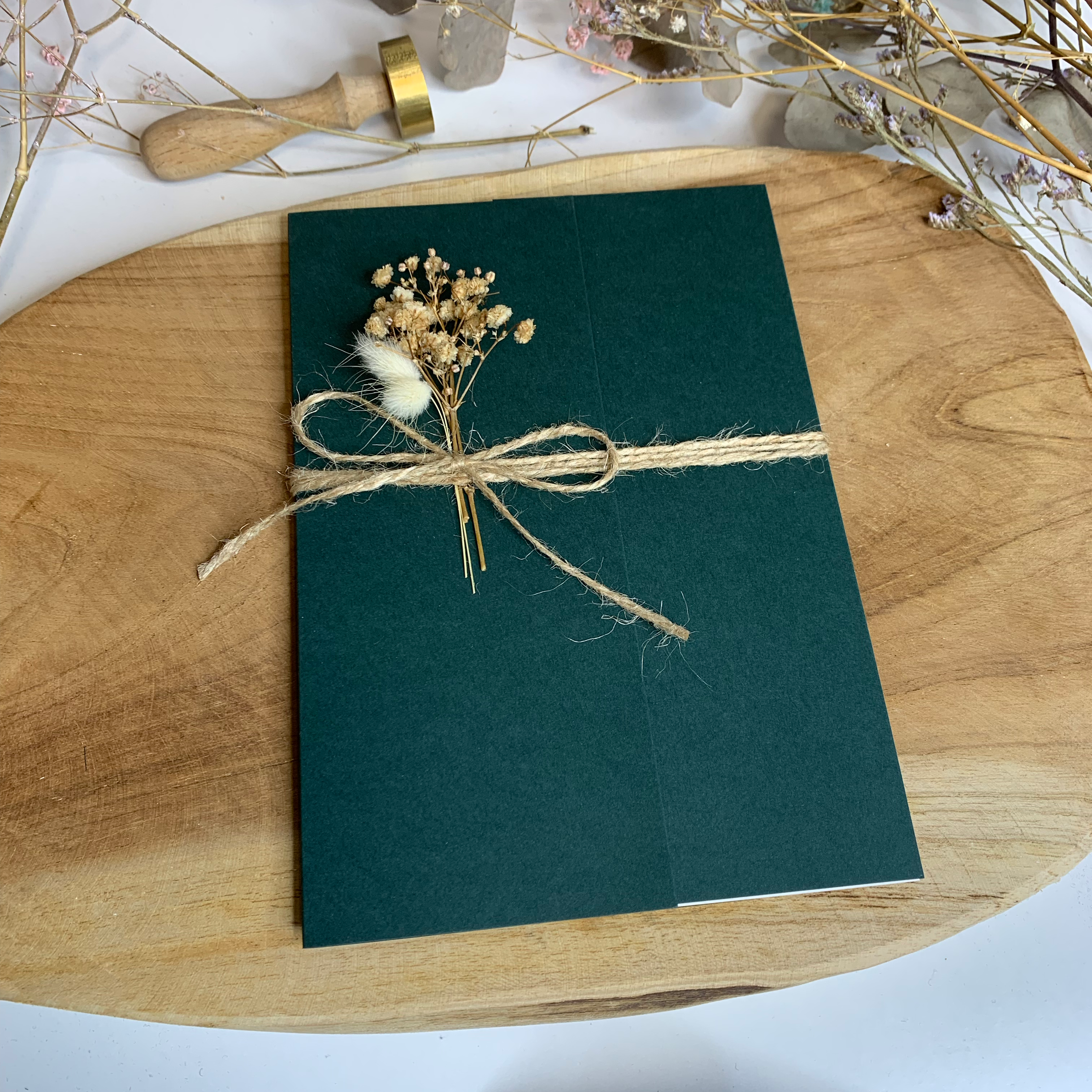 Hochzeitseinladung Dunkelgrün mit Kordel und Trockenblume "Weltkarte"