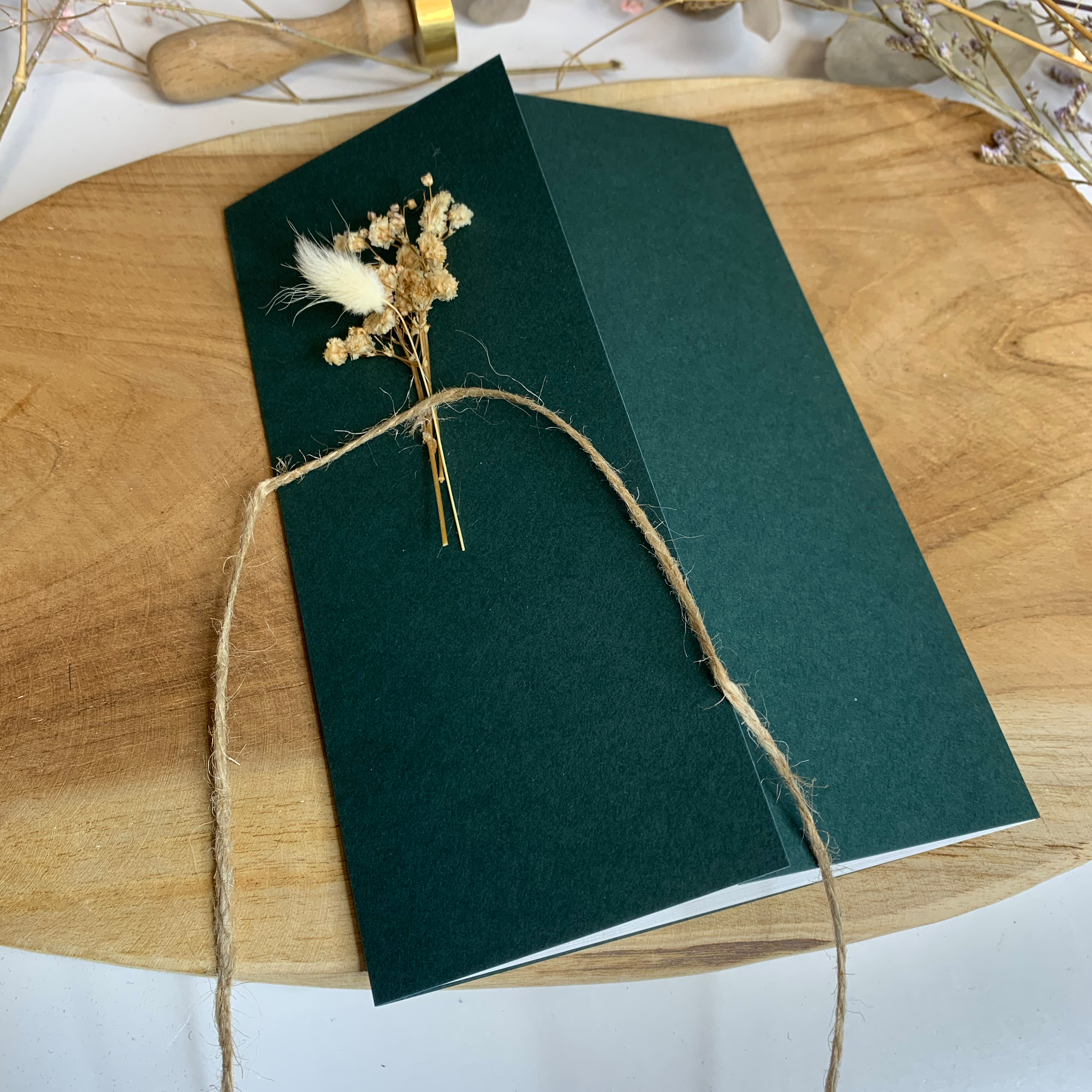 Hochzeitseinladung Dunkelgrün mit Kordel und Trockenblume "Weltkarte"