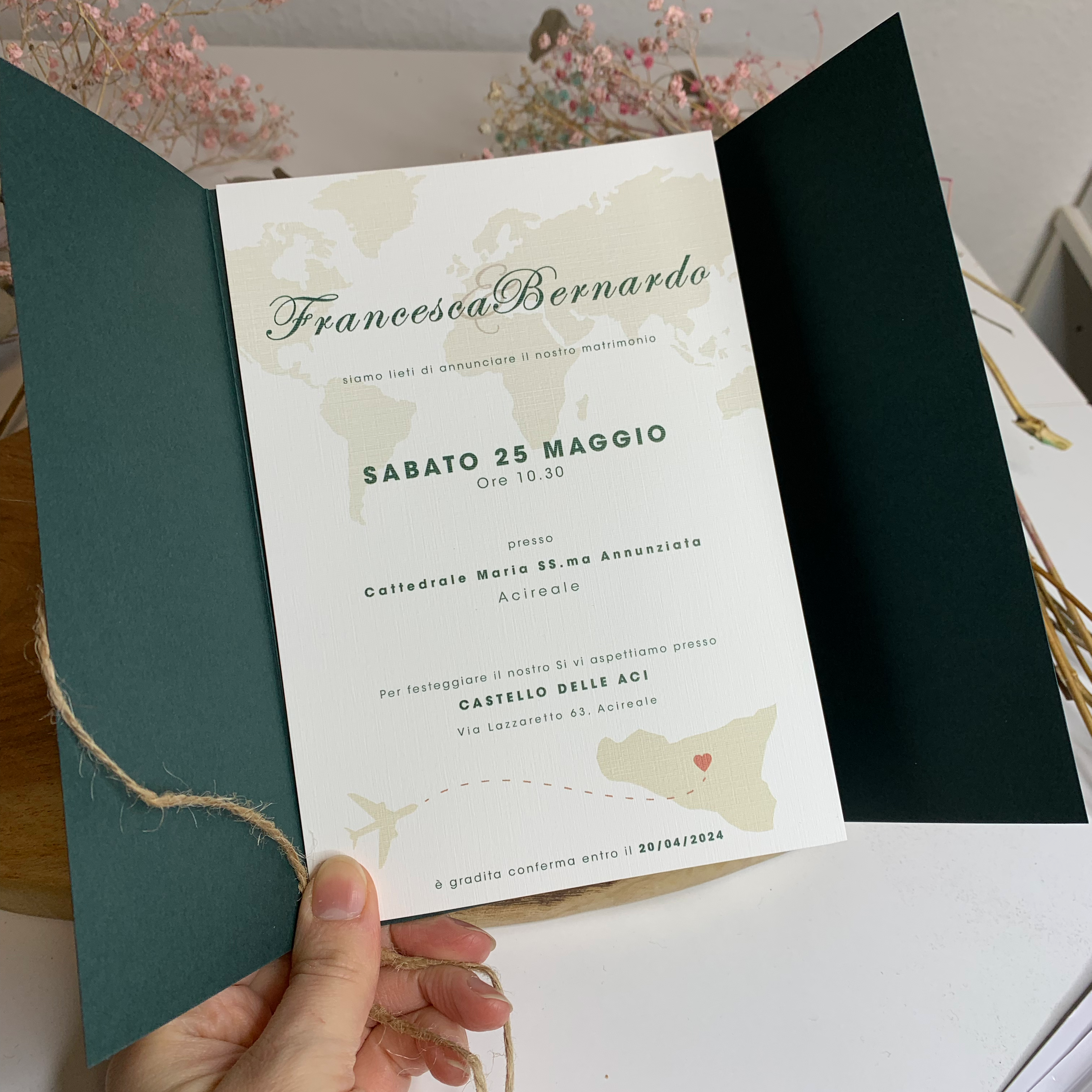 Hochzeitseinladung Dunkelgrün mit Kordel und Trockenblume "Weltkarte"