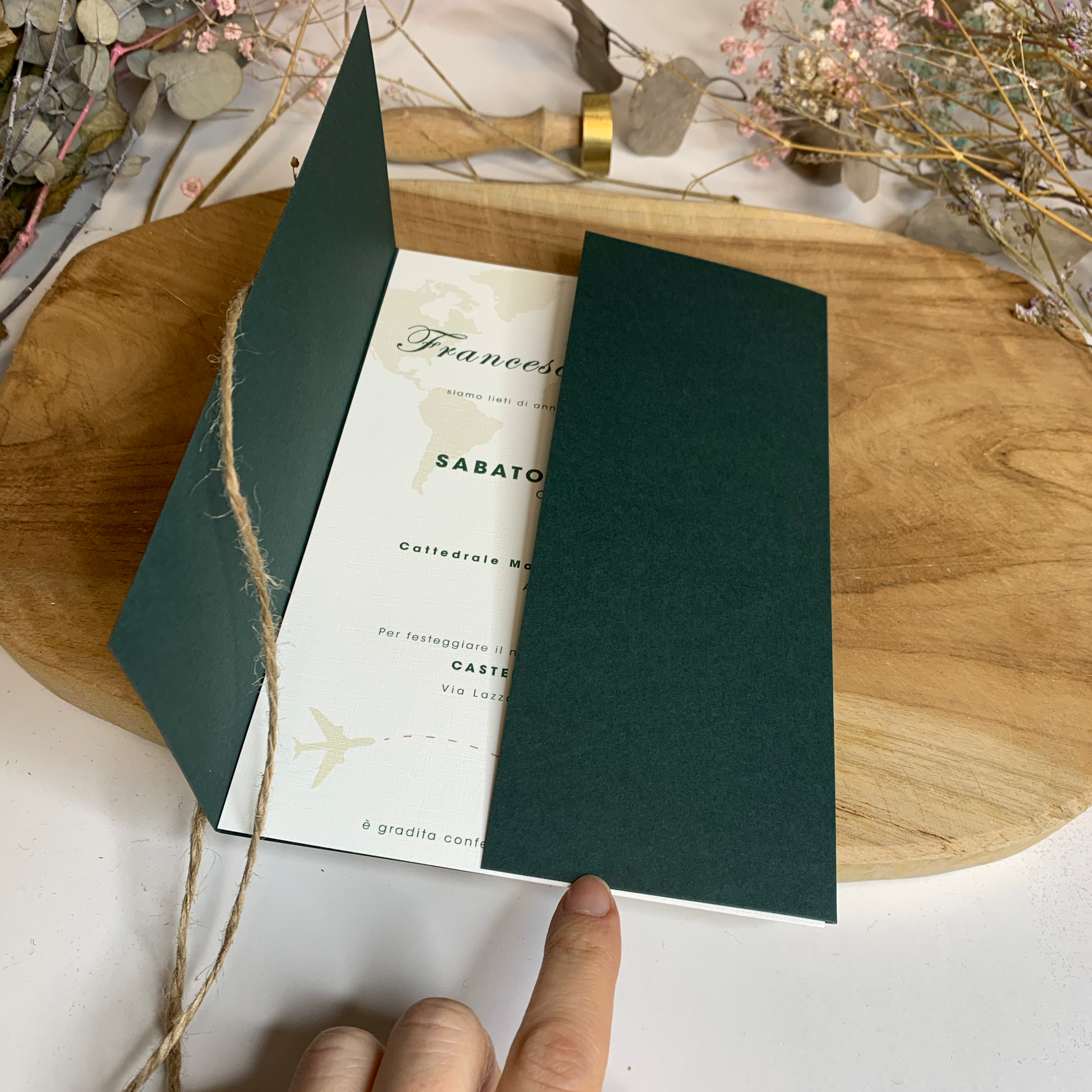 Hochzeitseinladung Dunkelgrün mit Kordel und Trockenblume "Weltkarte"