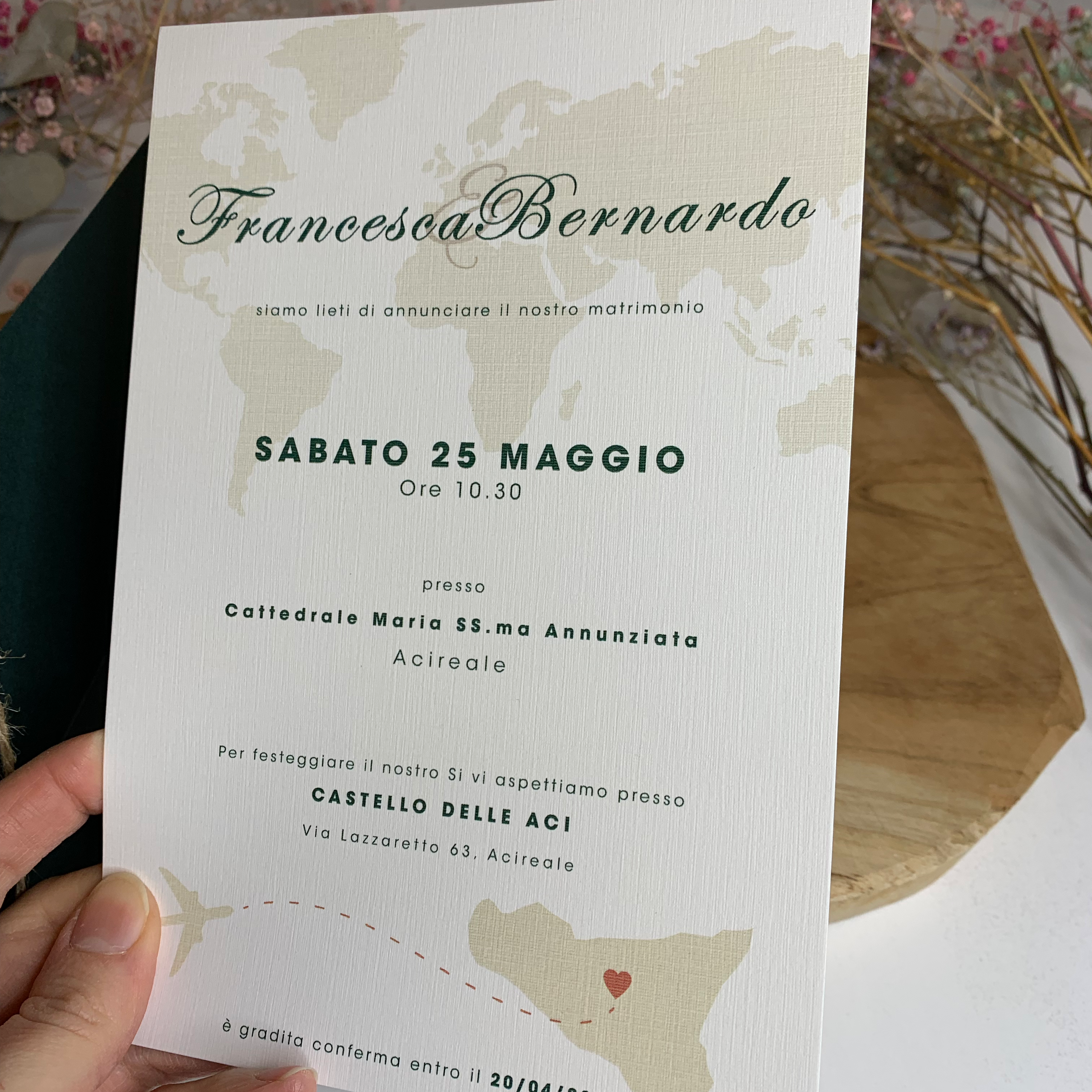 Hochzeitseinladung Dunkelgrün mit Kordel und Trockenblume "Weltkarte"