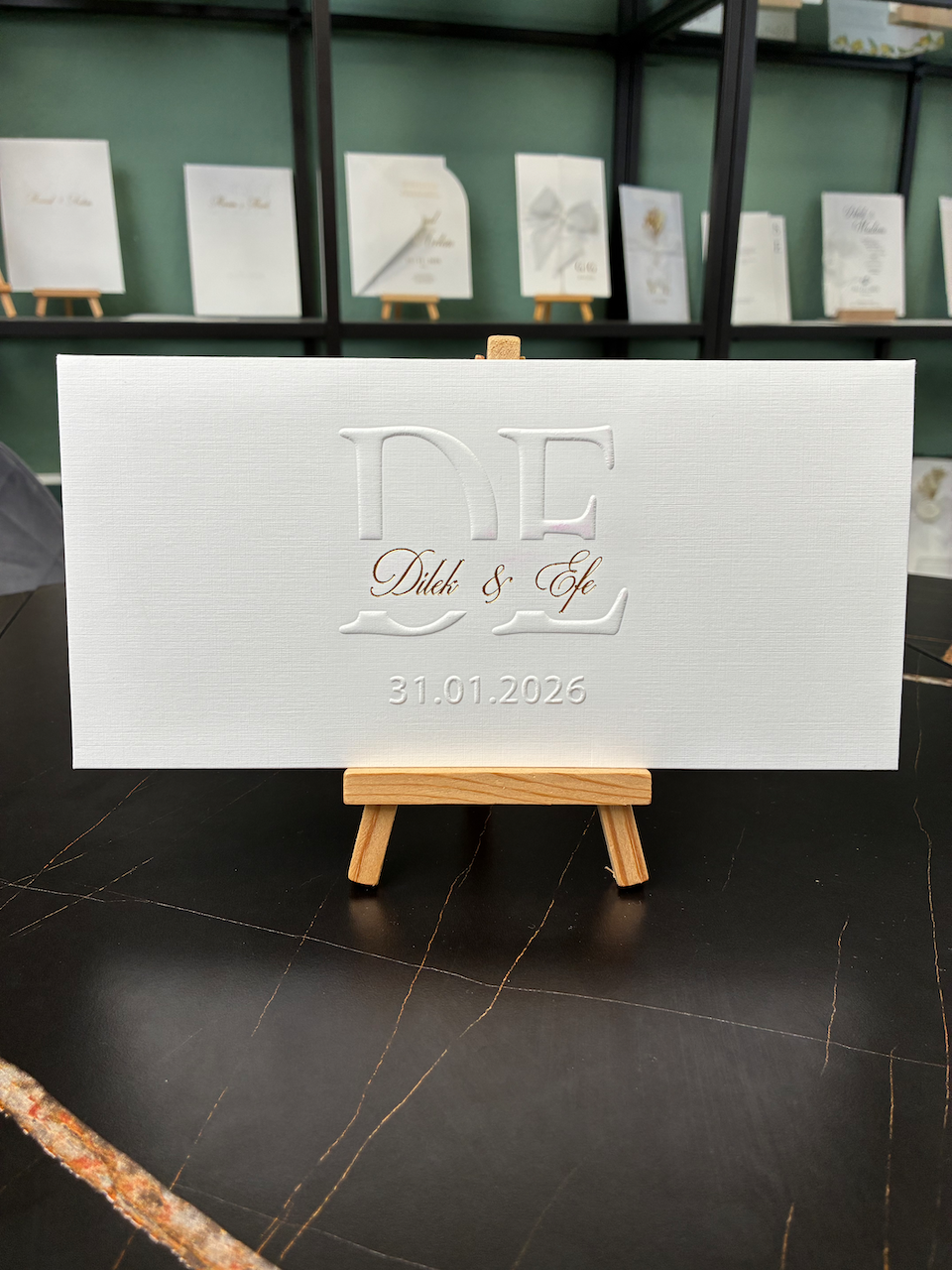 Hochzeitseinladung mit Blindprägung und Goldprägung „Golden Line"