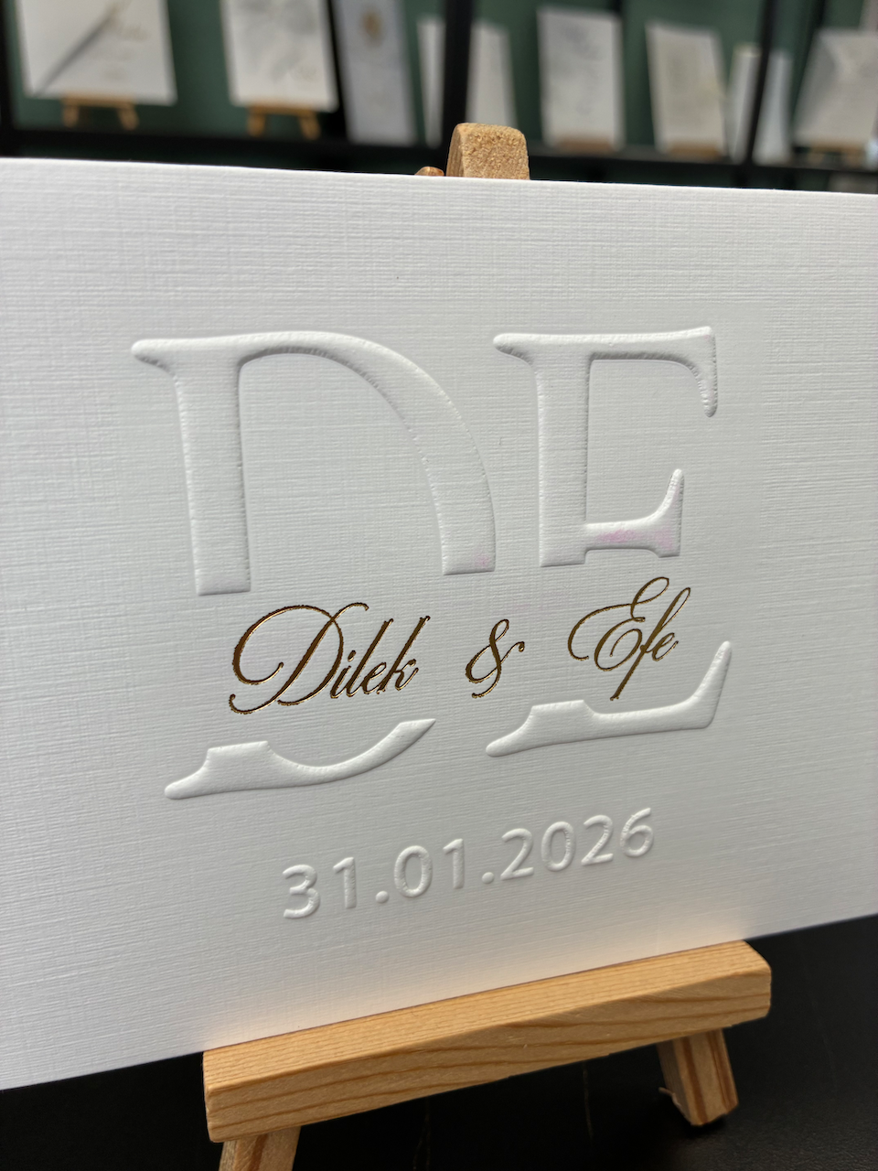 Hochzeitseinladung mit Blindprägung und Goldprägung „Golden Line"