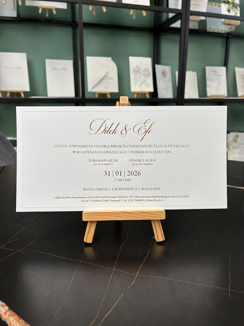 Hochzeitseinladung mit Blindprägung und Goldprägung „Golden Line"