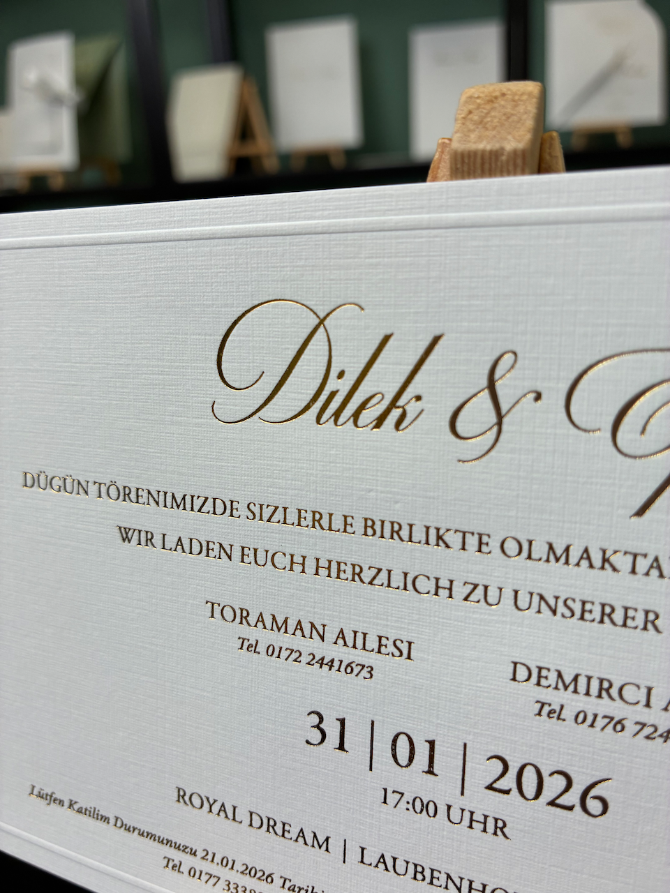 Hochzeitseinladung mit Blindprägung und Goldprägung „Golden Line"