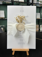 Hochzeitseinladung Elegance mit Schleife, Wachssiegel und Trockenblume