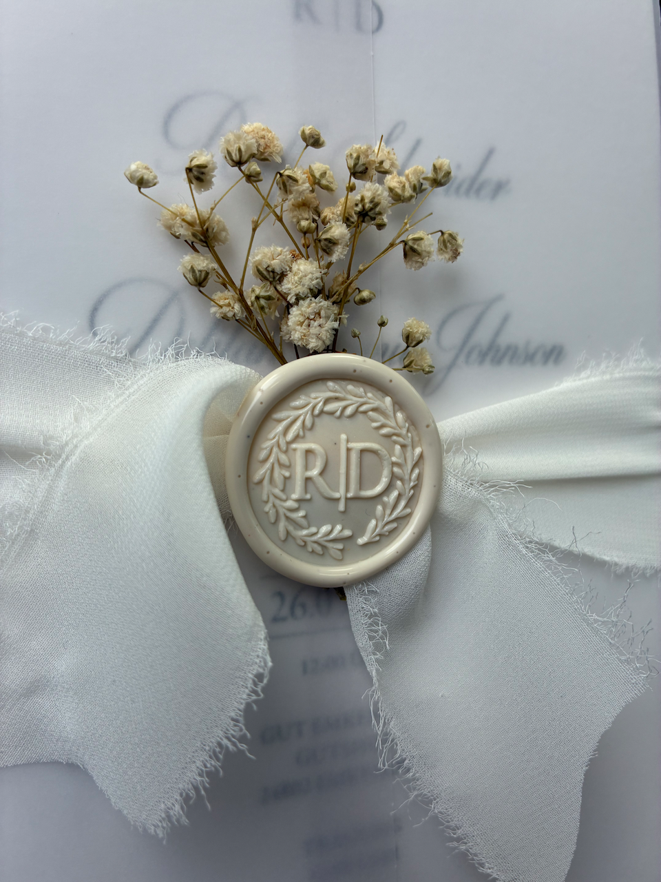 Hochzeitseinladung Elegance mit Schleife, Wachssiegel und Trockenblume