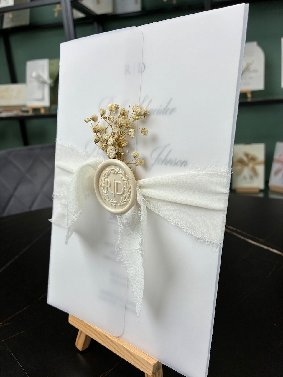 Hochzeitseinladung Elegance mit Schleife, Wachssiegel und Trockenblume