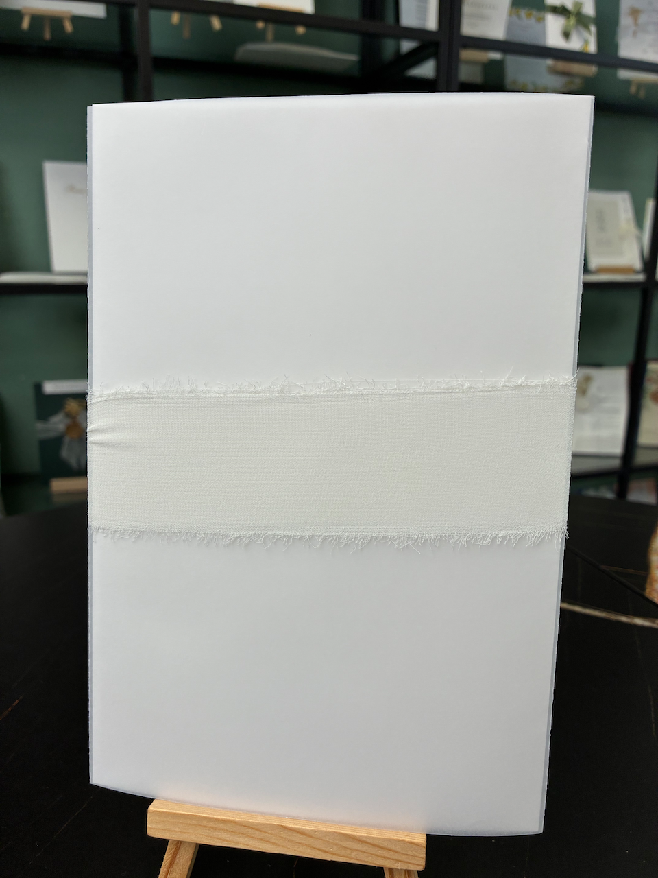 Hochzeitseinladung Elegance mit Schleife, Wachssiegel und Trockenblume