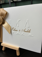 Luxuriöse Hochzeitseinladung mit Blind- und Goldprägung – Eleganz trifft auf Glamour