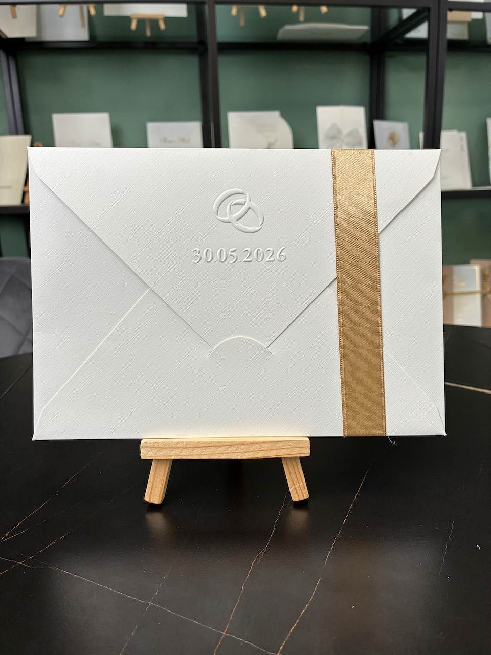 Luxuriöse Hochzeitseinladung mit Blind- und Goldprägung – Eleganz trifft auf Glamour