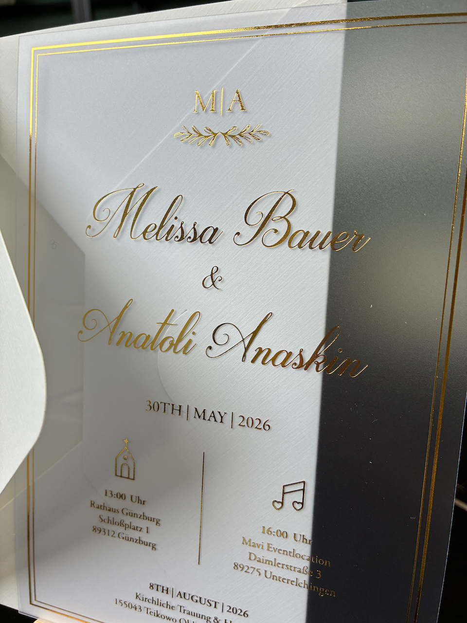 Luxuriöse Hochzeitseinladung mit Blind- und Goldprägung – Eleganz trifft auf Glamour