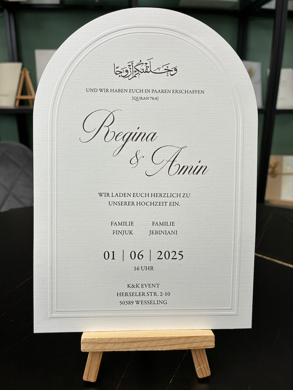 Hochzeitseinladungskarte | Edles Leinenpapier mit Blindprägung in Oval