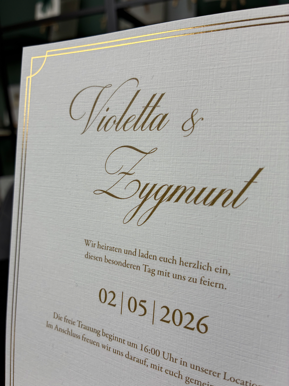 Express-Einladung "Beige Satin" | Goldprägung auf Leinenpapier mit Kuvert
