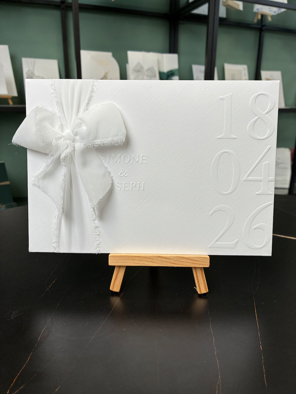 Hochzeitseinladung "Luxe Minimal" mit Prägung und Boho-Schleife