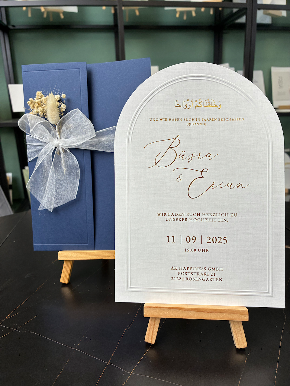 Hochzeitseinladung Dunkelblau mit Schleife und Trockenblume