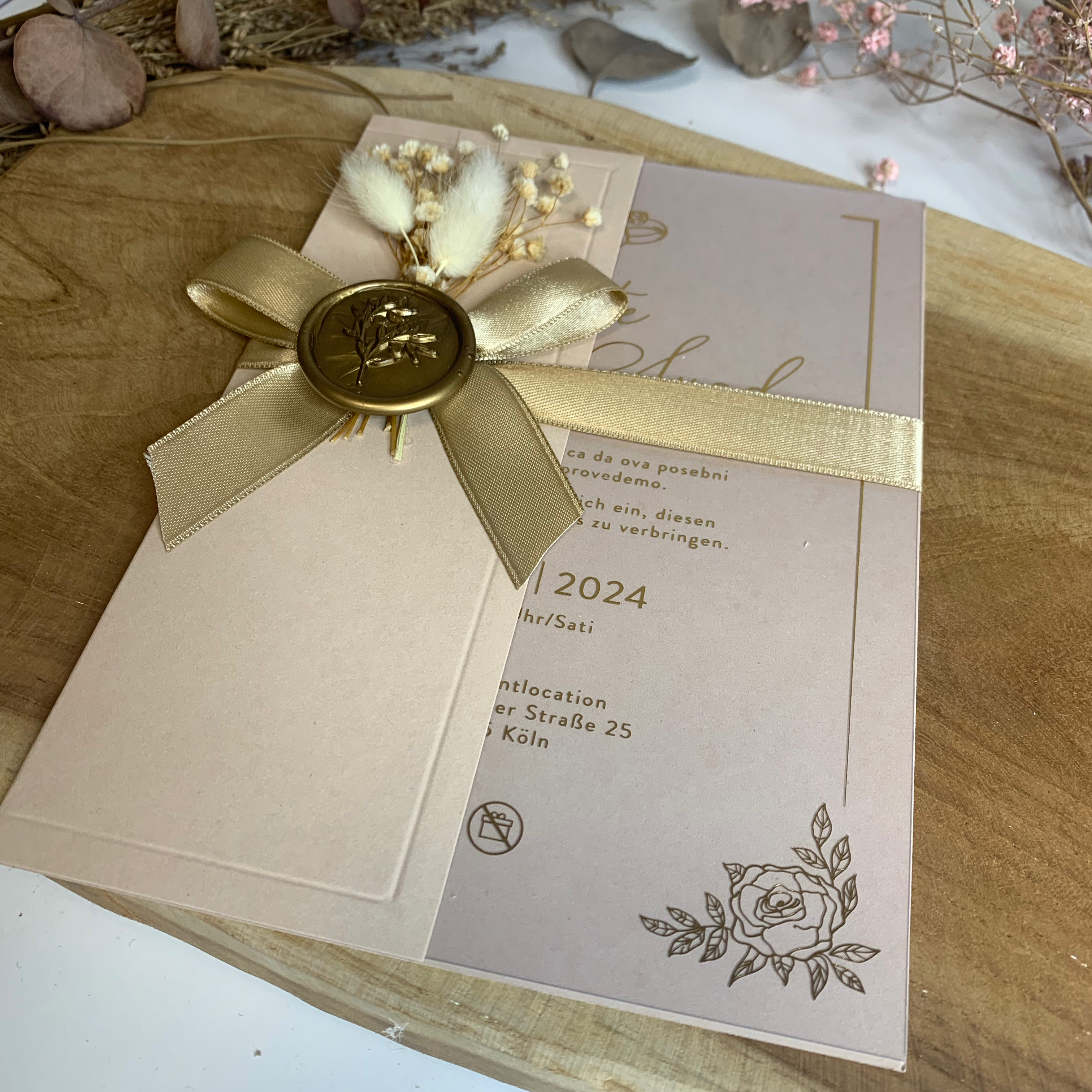 Hochzeitseinladung Rose mit Wachssiegel und Trockenblume