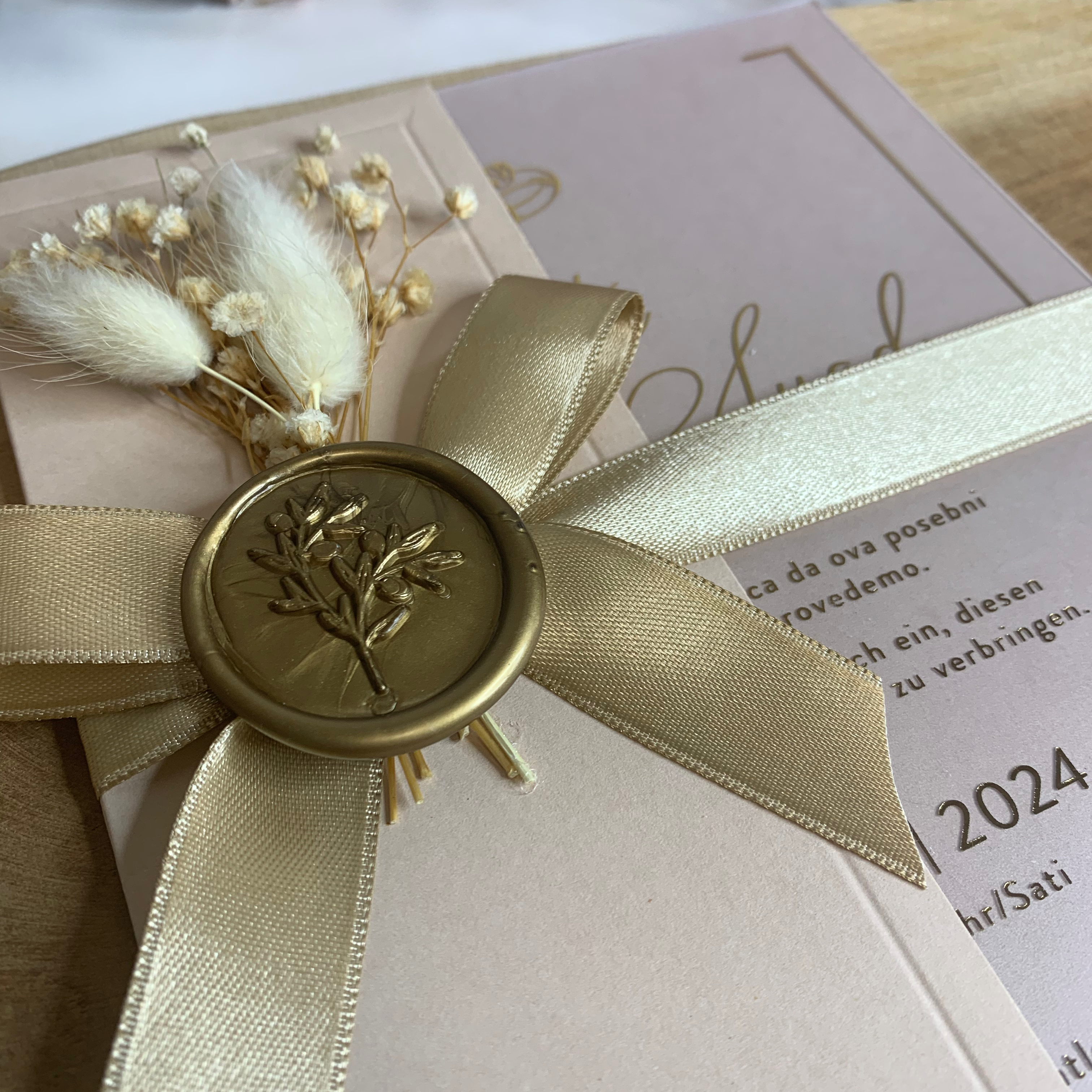 Hochzeitseinladung Rose mit Wachssiegel und Trockenblume