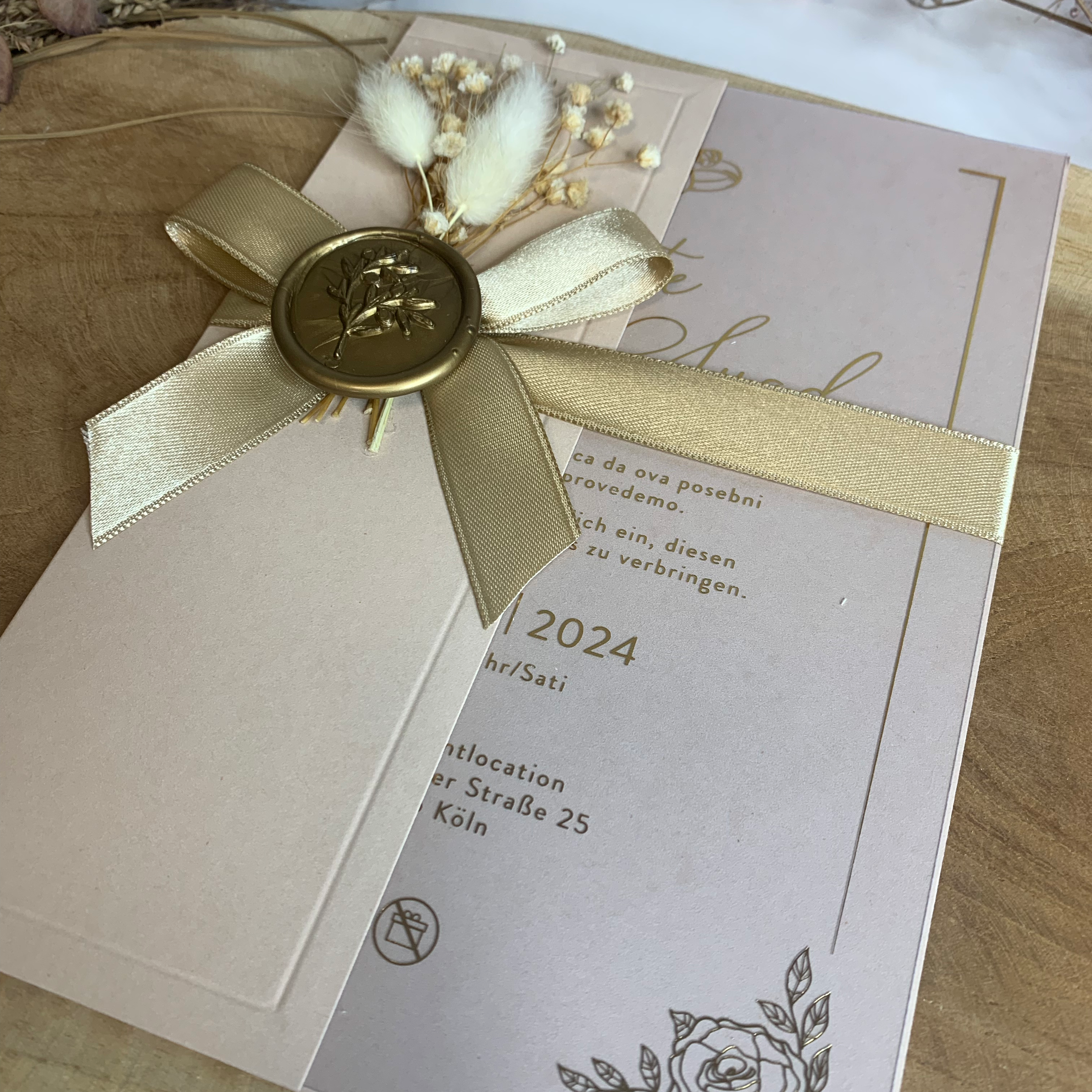 Hochzeitseinladung Rose mit Wachssiegel und Trockenblume