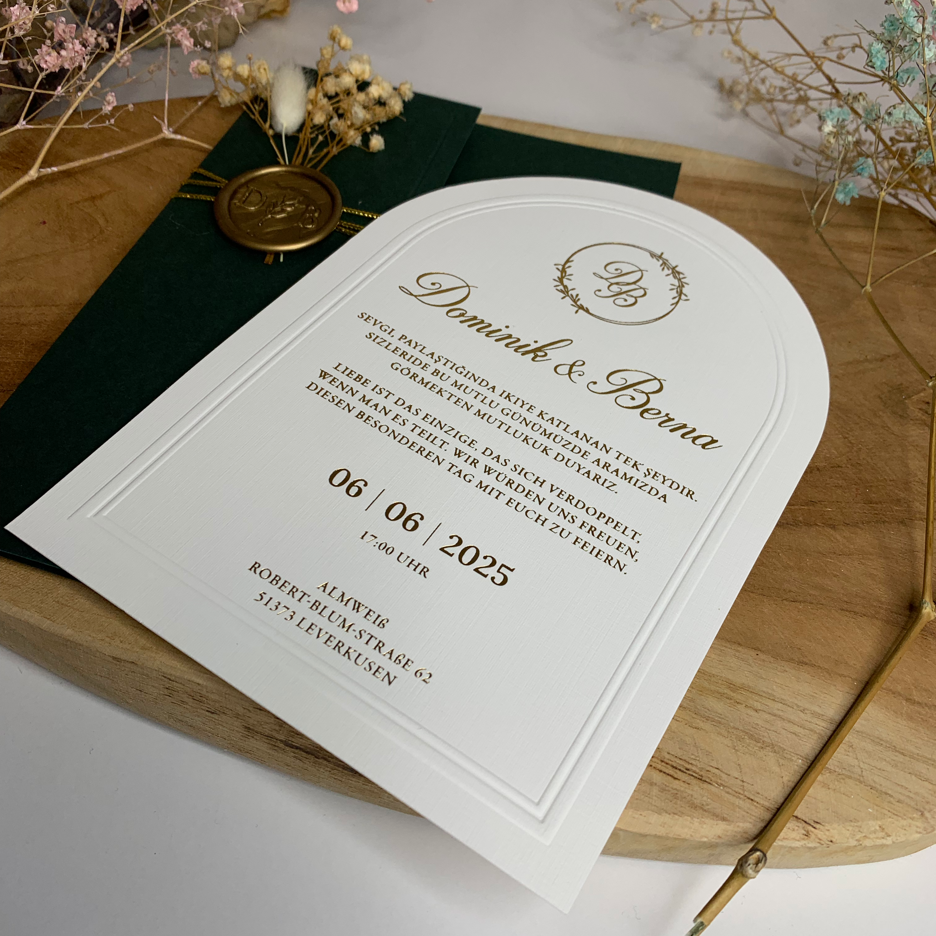 Hochzeitseinladung Dunkelgrün mit Schleife und Trockenblume