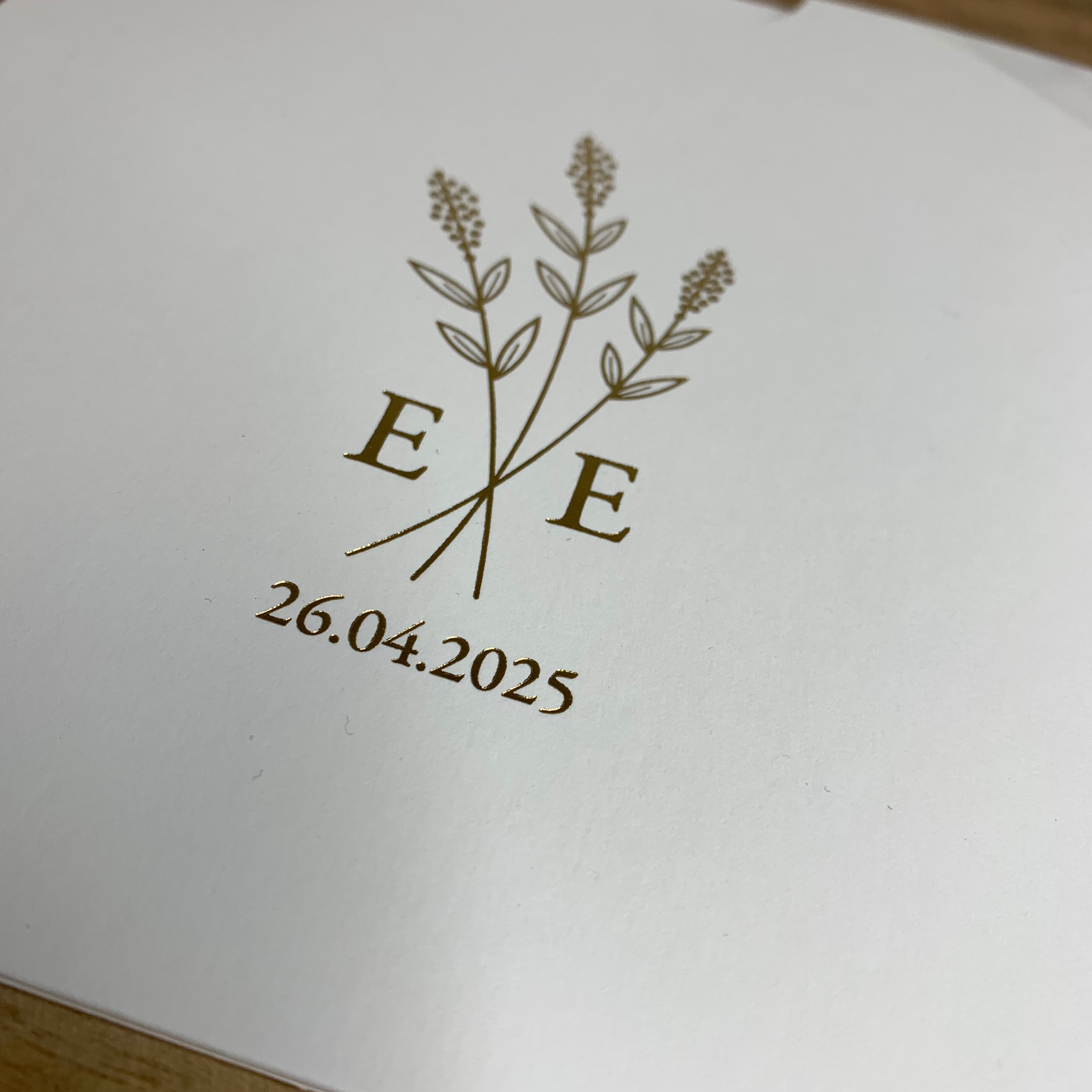 Hochzeitseinladung mit Goldprägung „Flower“