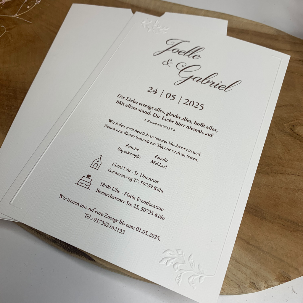Hochzeitseinladung mit Blindprägung „Our Names"