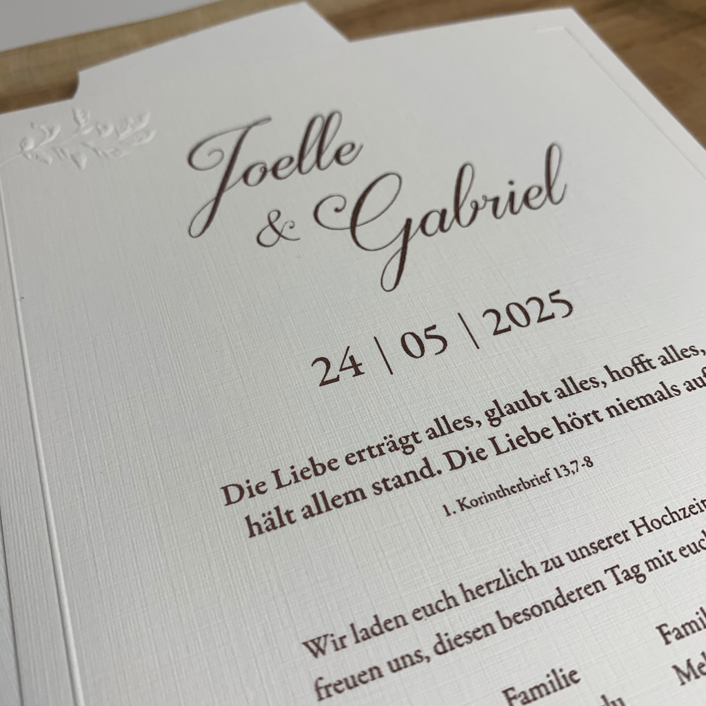 Hochzeitseinladung mit Blindprägung „Our Names"