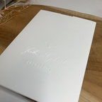 Hochzeitseinladung mit Blindprägung „Our Names"