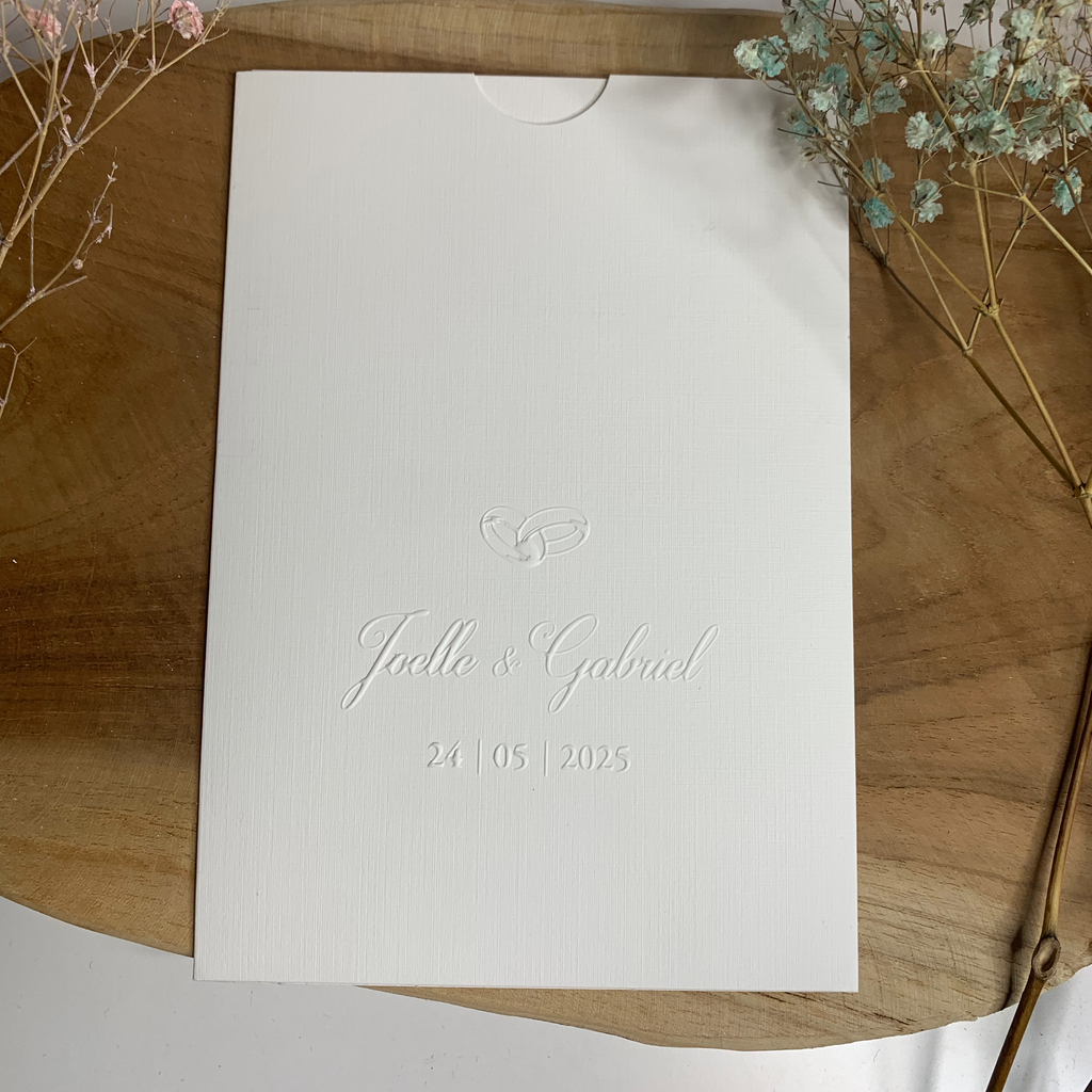 Hochzeitseinladung mit Blindprägung „Our Names"