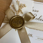Hochzeitseinladung "Golden Script" mit Schleife, Wachssiegel und Trockenblume