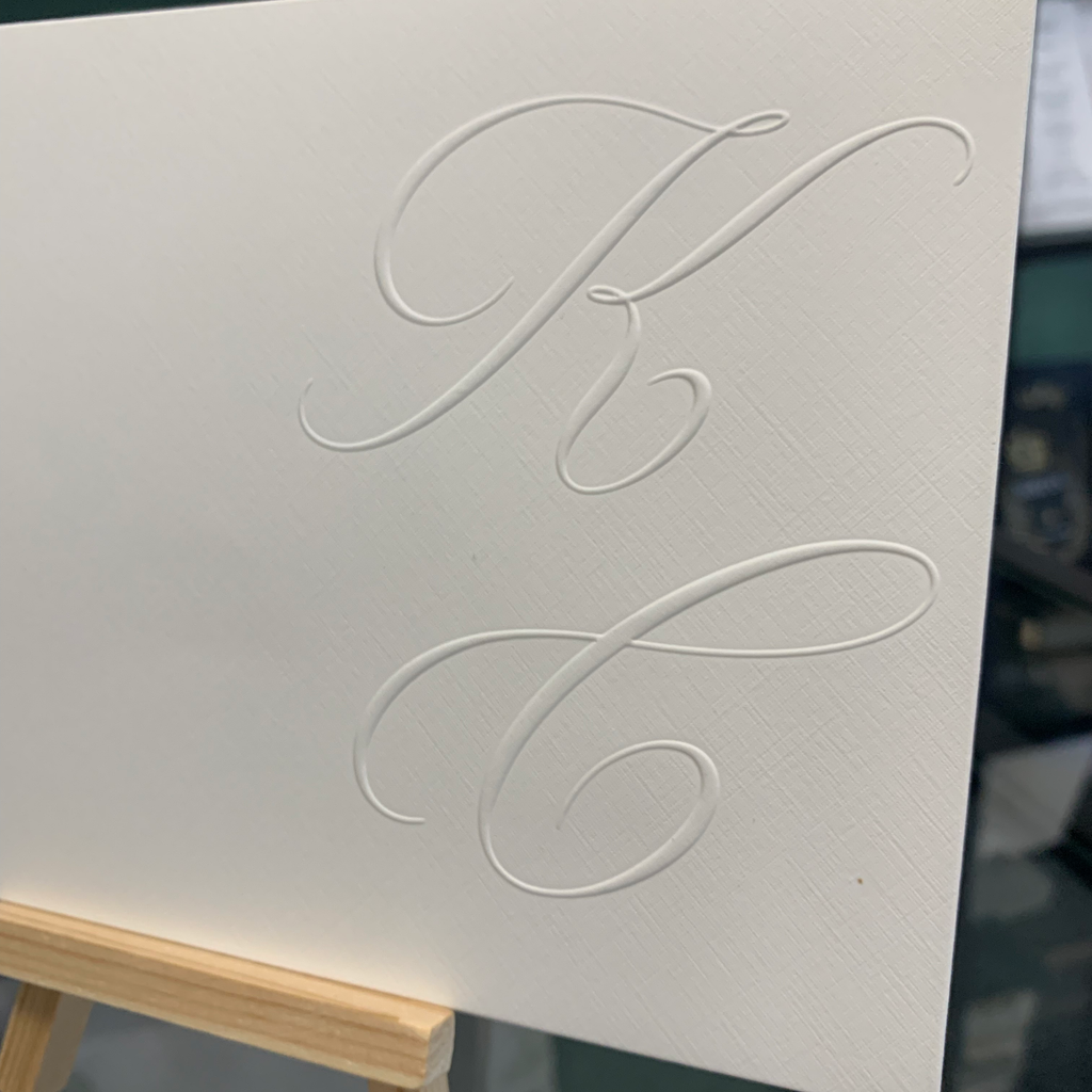 Hochzeitseinladung mit Blindprägung „The Wedding of“