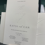 Hochzeitseinladung mit Blindprägung „The Wedding of“