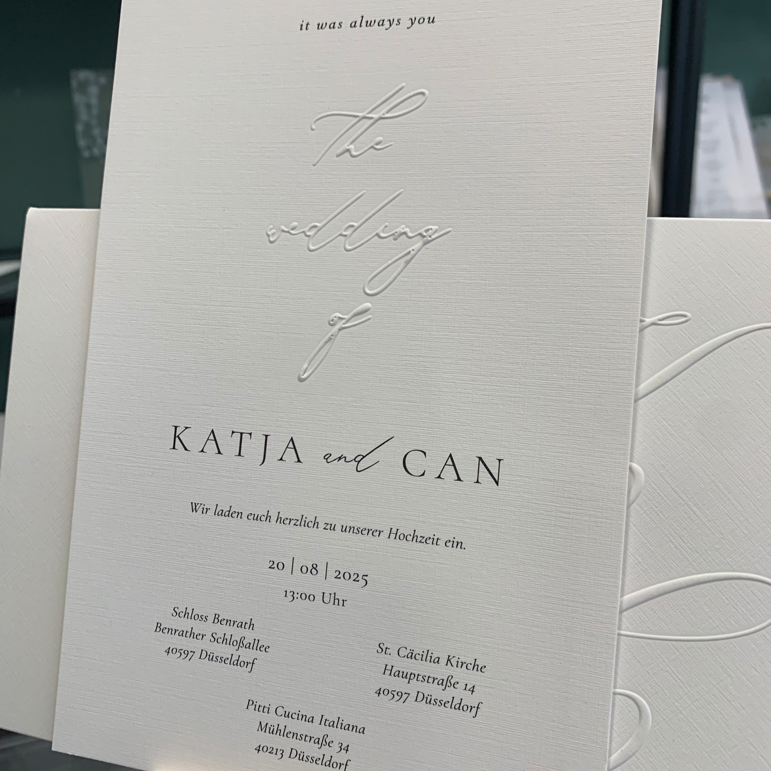 Hochzeitseinladung mit Blindprägung „The Wedding of“