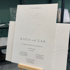 Hochzeitseinladung mit Blindprägung „The Wedding of“