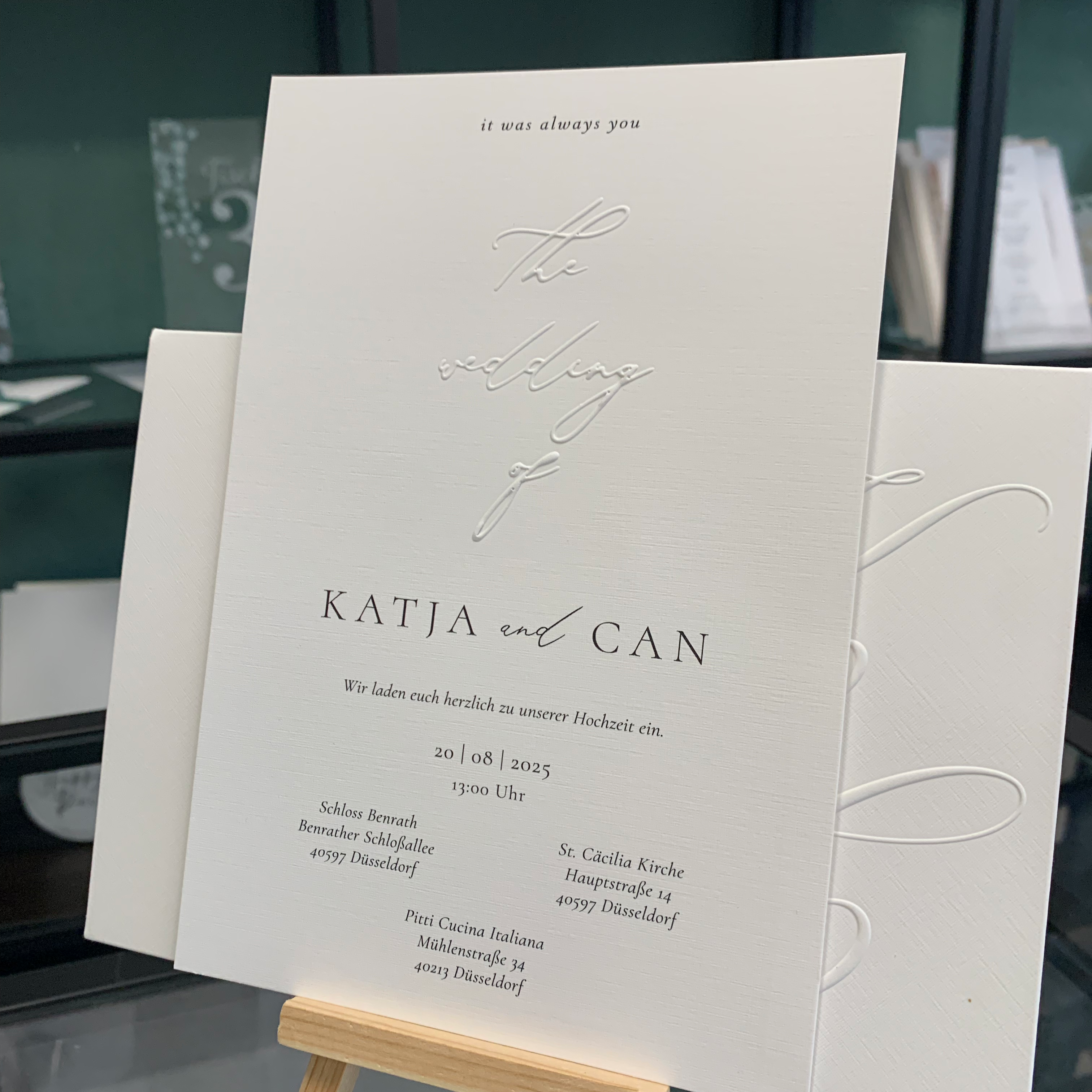 Hochzeitseinladung mit Blindprägung „The Wedding of“