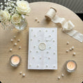 Hochzeitseinladung "Pearl Luxe" mit Wachssiegel und Perlen