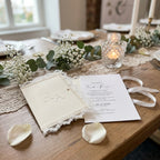Hochzeitseinladung "White Laces" mit Blindprägung
