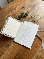 Hochzeitseinladung "White Laces" mit Blindprägung